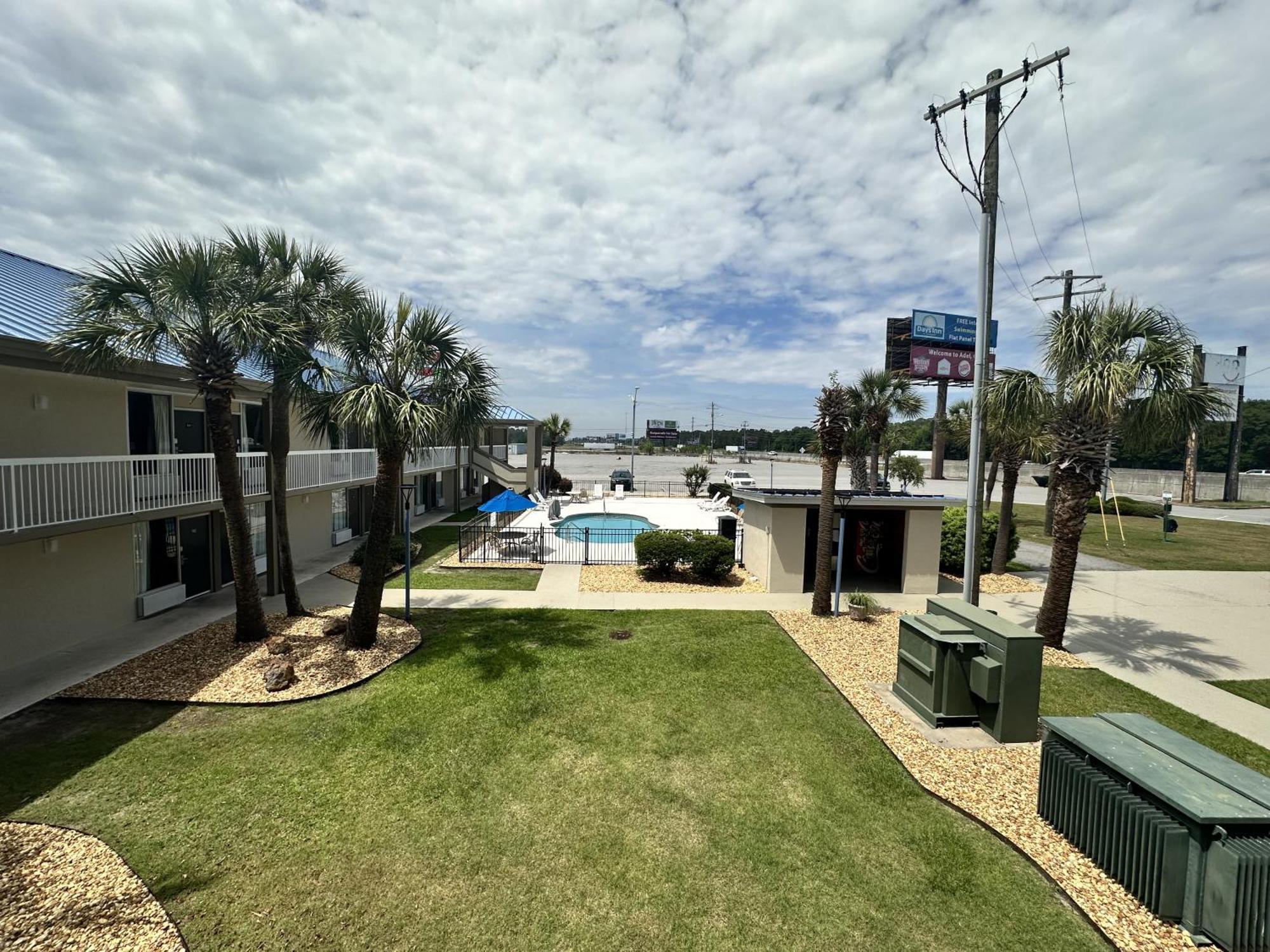 Days Inn By Wyndham Adel I-75 Екстер'єр фото